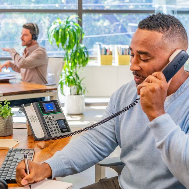 HP Poly Edge E450 IP-telefon och PoE-aktiverad