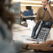 HP Poly Edge E320 IP-telefon och PoE-aktiverad