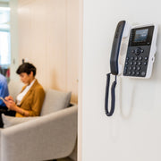 HP Poly Edge E100 IP-telefon och PoE-aktiverad